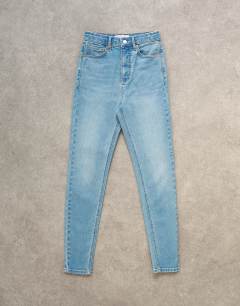 Model wearing Jamie high rise jeans in  bleach
