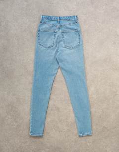 Model wearing Jamie high rise jeans in  bleach