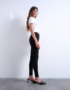 Model wearing Jamie high rise skinny jean in black