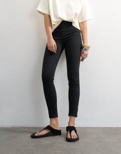 Model wearing Jamie high rise skinny jean in black