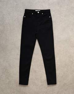 Model wearing Jamie high rise skinny jean in black