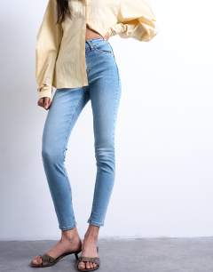 Model wearing Jamie high rise skinny jean in bleach