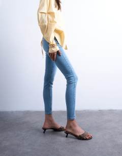 Model wearing Jamie high rise skinny jean in bleach
