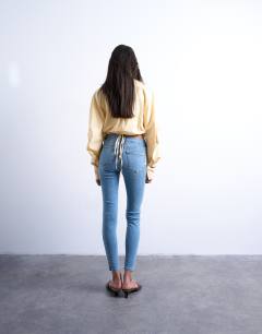 Model wearing Jamie high rise skinny jean in bleach