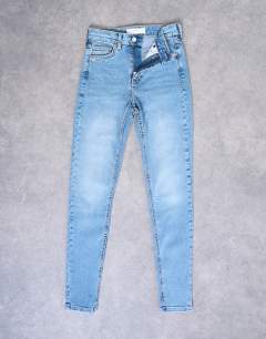 Model wearing Jamie high rise skinny jean in bleach