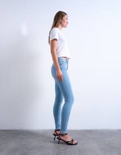 Model wearing Jamie high rise skinny jean in bleach