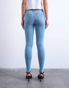 Model wearing Jamie high rise skinny jean in bleach