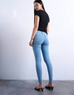 Model wearing Jamie high rise skinny jean in bleach