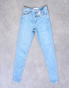 Model wearing Jamie high rise skinny jean in bleach