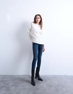 Model wearing Jamie high rise skinny jean in blue black