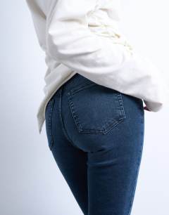 Model wearing Jamie high rise skinny jean in blue black