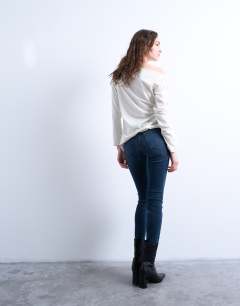 Model wearing Jamie high rise skinny jean in blue black