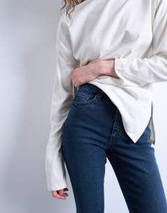 Model wearing Jamie high rise skinny jean in blue black