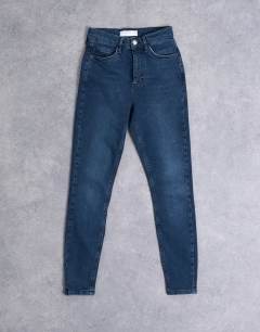 Model wearing Jamie high rise skinny jean in blue black
