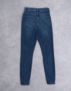 Model wearing Jamie high rise skinny jean in blue black