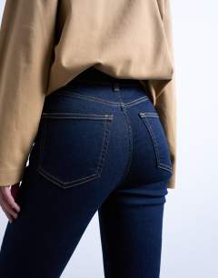 Model wearing Jamie high rise skinny jean in indigo rinse