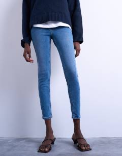 Model wearing Jamie high rise skinny jean in mid blue