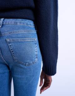 Model wearing Jamie high rise skinny jean in mid blue