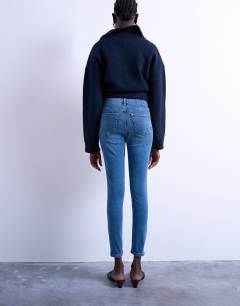 Model wearing Jamie high rise skinny jean in mid blue