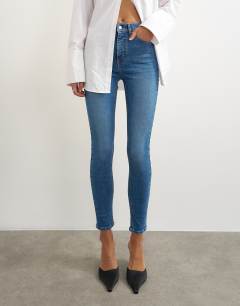 Model wearing Jamie high rise skinny jean in mid blue
