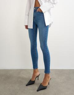 Model wearing Jamie high rise skinny jean in mid blue