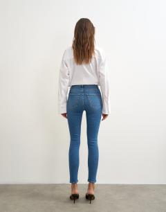Model wearing Jamie high rise skinny jean in mid blue