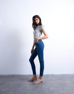 Model wearing Jamie high rise skinny jean in rich blue