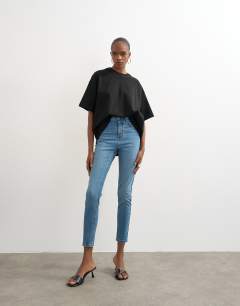 Model wearing Jamie high rise skinny jean in vintage blue