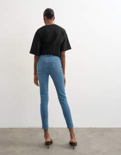 Model wearing Jamie high rise skinny jean in vintage blue