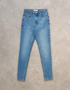 Model wearing Jamie high rise skinny jean in vintage blue