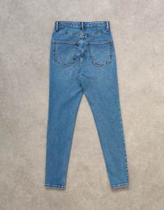 Model wearing Jamie high rise skinny jean in vintage blue