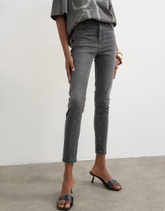 Model wearing Jamie high rise skinny jean in washed black