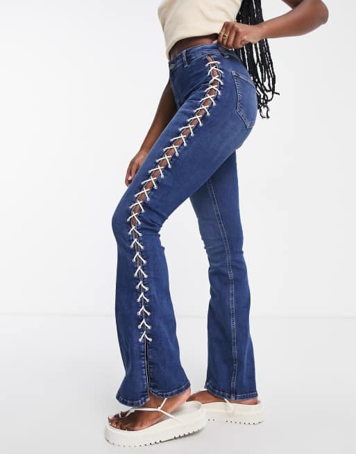Topshop – Jamie – Jeansy w stylu Y2K z rozszerzanymi nogawkami i ozdobnym sznurowaniem w kolorze indygo 