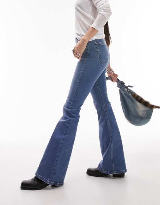 Topshop – Jamie – Schlagjeans in Mittelblau mit hohem Bund, 3 von 5