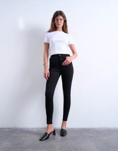 Model wearing Jamie skinny high rise jean in black