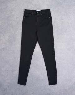 Model wearing Jamie skinny high rise jean in black