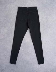 Model wearing Jamie skinny high rise jean in black