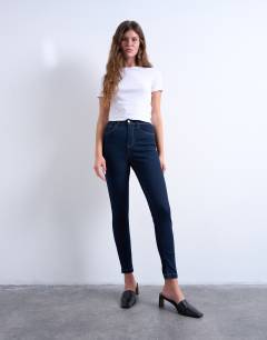 Model wearing Jamie skinny high rise jean in rinse