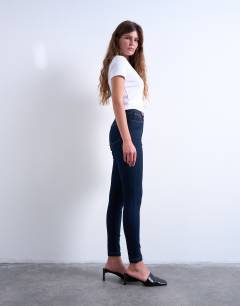 Model wearing Jamie skinny high rise jean in rinse