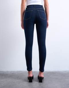 Model wearing Jamie skinny high rise jean in rinse