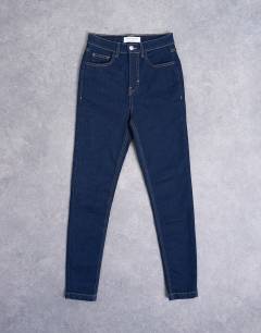 Model wearing Jamie skinny high rise jean in rinse
