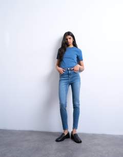 Model wearing Jamie skinny high rise jean in vintage blue