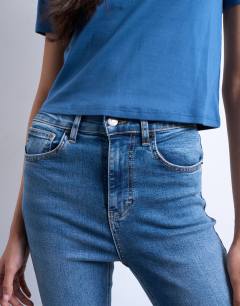 Model wearing Jamie skinny high rise jean in vintage blue