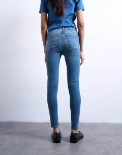 Model wearing Jamie skinny high rise jean in vintage blue