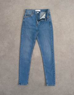 Model wearing Jamie skinny high rise jean in vintage blue