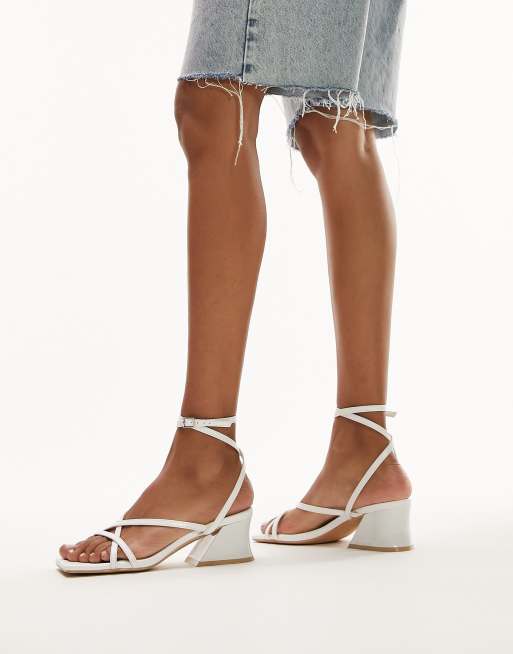 Topshop - Jay - Sandalen met hoekige halfhoge hak en smalle bandjes in wit met hagedissenprint 