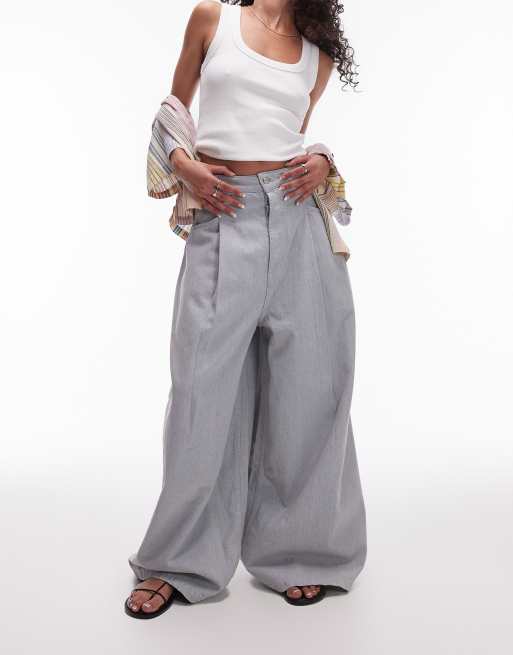 Topshop - Jeans a fondo ampio blu gesso con pieghe vistose