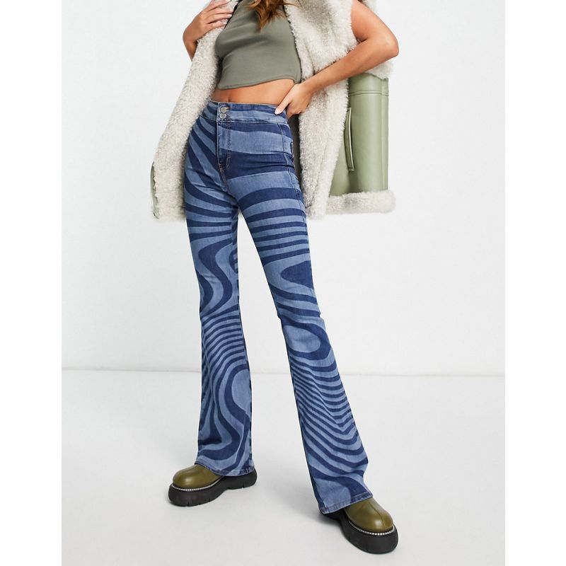 Topshop - Jeans a zampa elasticizzati blu con stampa astratta