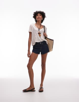 Topshop - Jeans-Hotpants in Indigoblau mit Rinse-Waschung