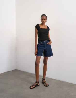Topshop - Jeans-Hotpants in Indigoblau mit Rinse-Waschung